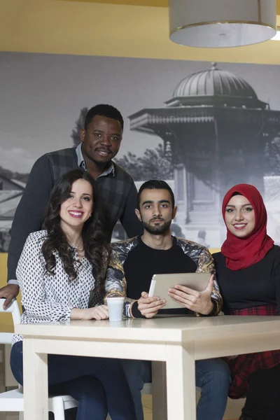 Grup karışık ırk öğrenci kantinde asılı