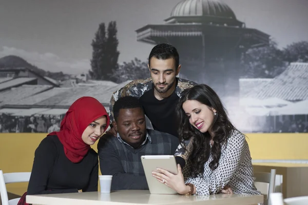 Grup karışık ırk öğrenci kantinde asılı