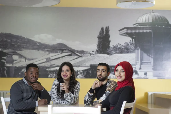 Grupp av blandad ras studenter hänger ute på matsalen — Stockfoto