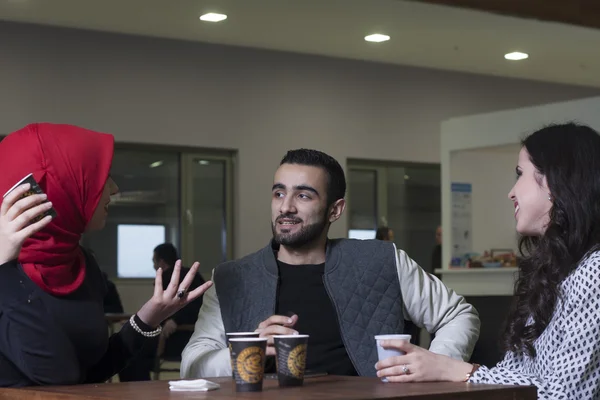 Gruppo di studenti che bevono caffè al caffè universitario — Foto Stock