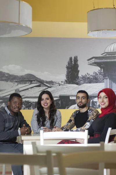 Grupp av blandad ras studenter hänger ute på matsalen — Stockfoto