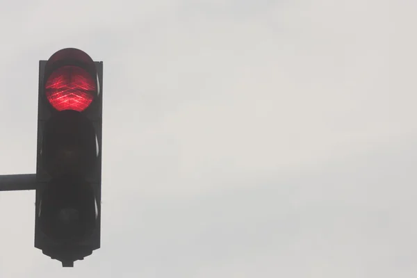 trafik ışıkları, gökyüzüne karşı kırmızı trafik ışığı
