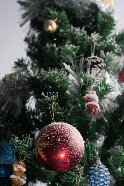 장식 된 크리스마스 트리 — 스톡 사진