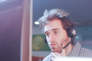İş yerindeki çağrı merkezi ajanı