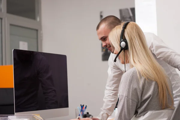 Callcenter-Agent bei der Arbeit — Stockfoto