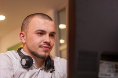 İş yerindeki çağrı merkezi ajanı