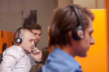 İş yerindeki çağrı merkezi ajanı