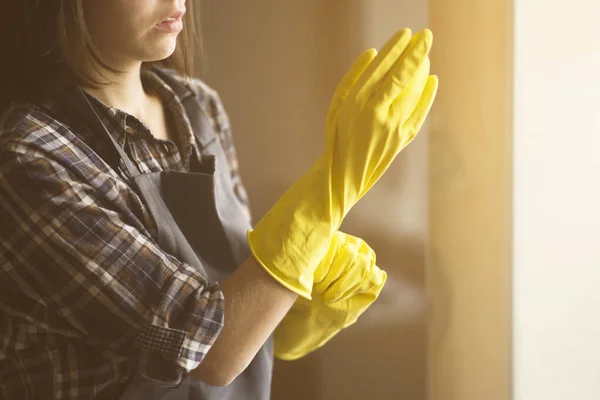 黄色のゴム手袋の女性は家事を行う — ストック写真