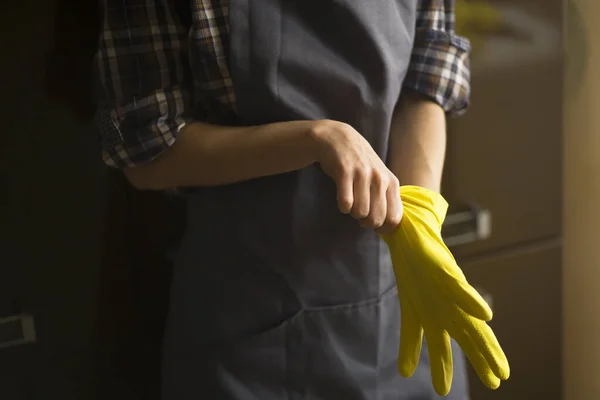 黄色のゴム手袋の女性は家事を行う — ストック写真