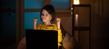 .Kız şaşırdı. Evde bir dizüstü bilgisayarda çalışıyor..