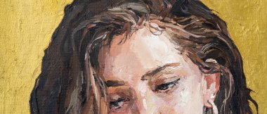 Altın arka planda bir kızın portresi.