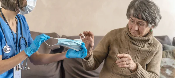 The pensioner refuses to wear a mask during an epidemic