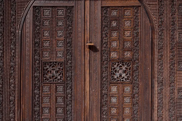 Hermosa talla de madera, puerta hecha a mano en estilo oriental musulmán. — Foto de Stock