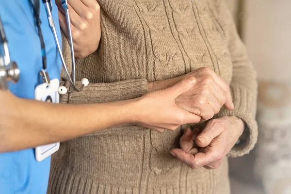 Mulher aposentada feliz e confiança entre médico e paciente. — Fotografia de Stock