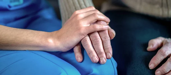 Jovens mulheres mãos segurar avós mãos, um paciente idoso. — Fotografia de Stock