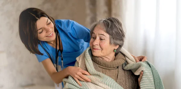 Mulher aposentada feliz e confiança entre médico e paciente. — Fotografia de Stock