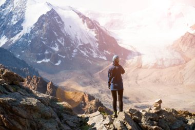 Genç kız dağa tırmanıyor..