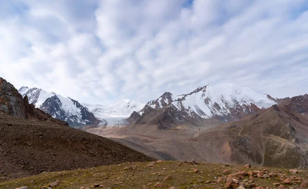 Rochers des hauts plateaux, la route parmi les sommets enneigés. — Photo