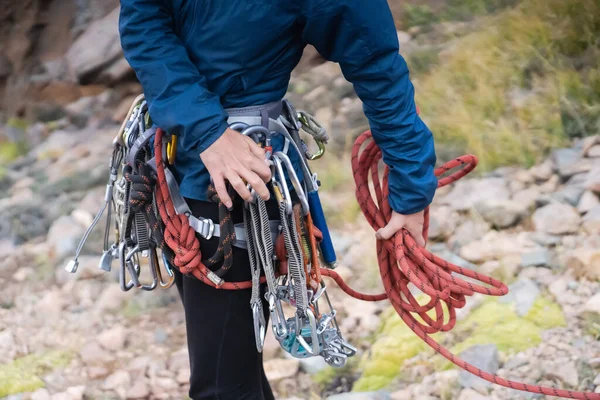 若い女の子は登山、機器をチェックしている — ストック写真