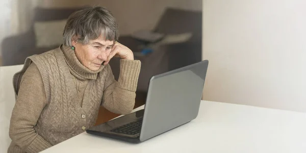 Стара жінка читає новини онлайн . — стокове фото