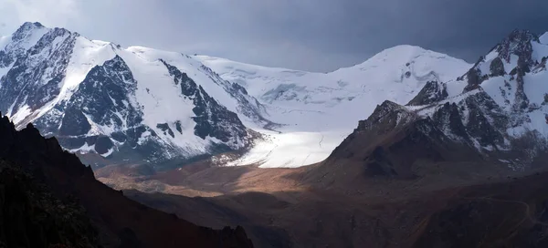 Uitzicht met besneeuwde bergtoppen. — Stockfoto