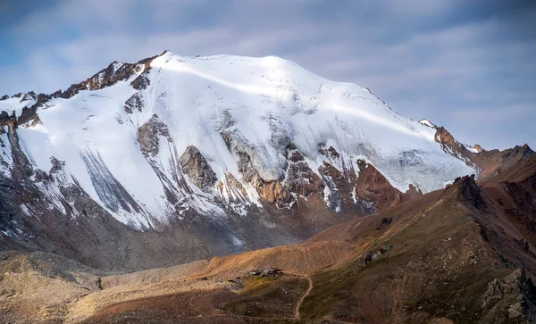 Vue avec sommets enneigés de montagnes. — Photo