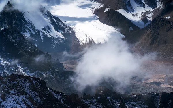 Rocas de las tierras altas, el camino entre los picos nevados. — Foto de Stock