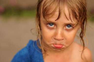 Kaprisli bir kızdır. Rahatsız küçük kız