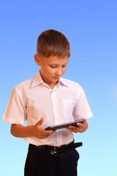 Çocuk beyaz arka plan üzerinde izole dijital tablet kullanma
