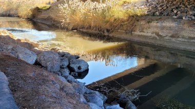 Otoyol Üstgeçidi 'nin altındaki nehir suyu