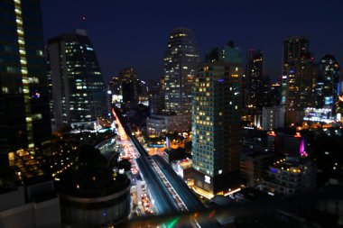 Soyut Bokeh şehir manzarası gece lambası, Şehir manzarası Bokeh, Bulanık Fotoğraf, Şehir Işığı Bokeh arka planı, Alacakaranlık Zamanında Bulanık Şehir.