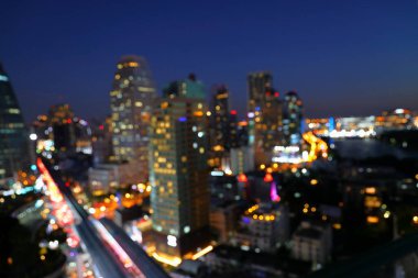 Soyut Bokeh şehir manzarası gece lambası, Şehir manzarası Bokeh, Bulanık Fotoğraf, Şehir Işığı Bokeh arka planı, Alacakaranlık Zamanında Bulanık Şehir.