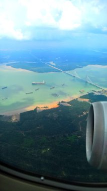 Bir uçaktan, Johor nehrinin üzerinden Singapur Boğazı yakınlarındaki Senai Desaru köprüsünü görebiliriz..