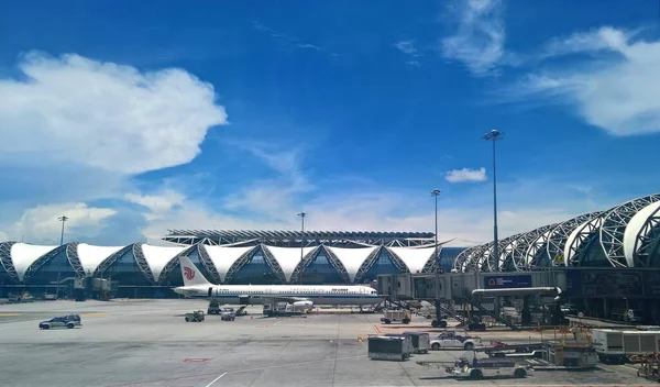 Bangkok Thailand Nov 2018 Suvarnabhumi Flygplatsutsikt Flygplansparkering Vid Passagerargrinden Anslutning — Stockfoto