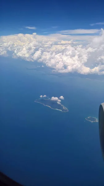 Гарні Білі Хмари Насуплені Синім Небом Вид Літака Острів Пулау — стокове фото