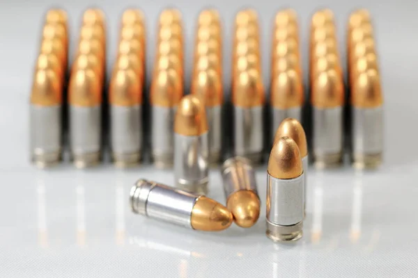 Packung Kugel 9Mm Parabellum Fmj Vollmetallmantel Auf Reflexionsoberfläche Mit Flachem — Stockfoto