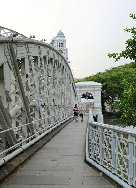 シンガポール Apr 2018年 人々は皇后の芝生とフラートンの間のシンガポール川のリンクを渡ってアンダーソン橋を歩く 鋼製の橋 — ストック写真