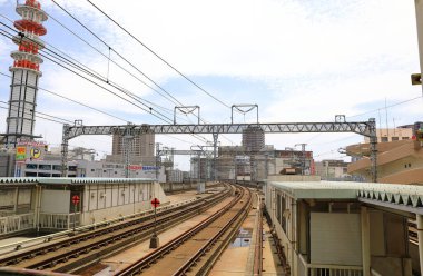 Boş Shinkansen ya da yüksek hızlı tren rayları hizmete hazır.