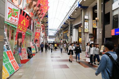 SENDAI, JAPONYA - APR 2018: İnsanlar Sendai İstasyonu yakınlarındaki Aago-Kamisugi Dori 'de alışveriş yapıyorlar