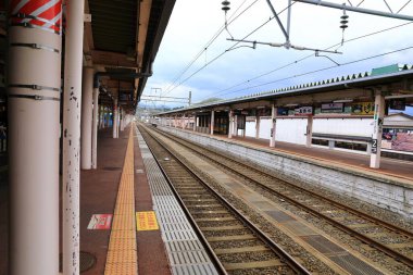 Japonya 'daki Kakunodate istasyonunda hizmet veren tren istasyonu ve platform alanı.