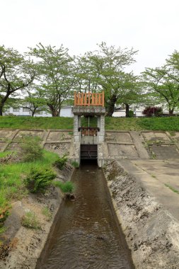 Japonya 'nın kırsal kesimlerinde paslı kapama tekeriyle sulama bacası (Watergate)