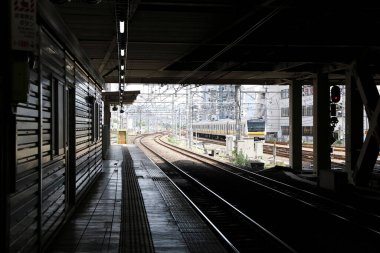 İnsanlar Japonya 'da ulaşımı beklerken tren geliyor.