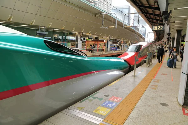 TOHOKU, JAPAN - APR 2018: Shinkansen serisi E5 HAYABUSA (yeşil) Sendai istasyonundaki E6 KOMASHI (kırmızı) serisi ile bağlantı