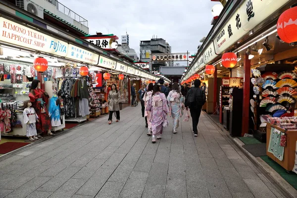 東京都 2018年5月 東京都浅草の浅草寺中瀬通の春の桜を歩く日本の着物の女の子 — ストック写真