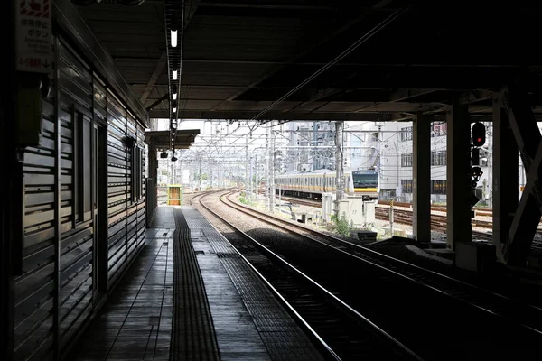 Τρένο Έρχεται Όταν Άνθρωποι Περιμένουν Για Μεταφορά Ιαπωνία — Φωτογραφία Αρχείου