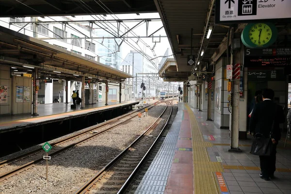 키카와 역에서 기다리는 사람들 — 스톡 사진