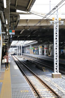 UENO TOKYO, JAPONYAN - MAYIS 2018: Ueno İstasyonunda ulaşımı bekleyen insanlar.