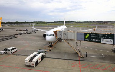 NARITA, JAPONYA - Mayıs 2018: Uçak römorkörleri, Japonya 'daki Narita Havaalanı' ndaki yer işleme hizmetlerinde uçağı taksiye itmek için makine.