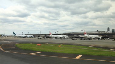 NARITA, JAPONYA - Mayıs 2018 Narita Uluslararası Havaalanı manzaralı, yolcu kapısında uçak parkı. 