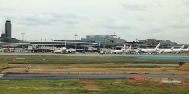 NARITA, JAPONYA - Mayıs 2018 Narita Uluslararası Havaalanı manzaralı, yolcu kapısında uçak parkı. 